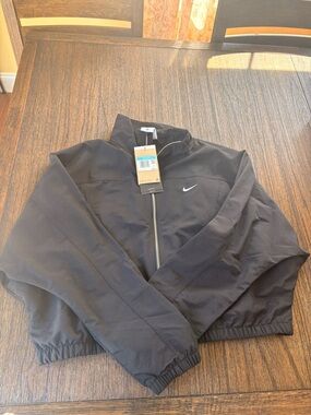 Nike Black Full-Zip Cropped Windbreaker Jacket